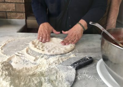 Donna making pizza